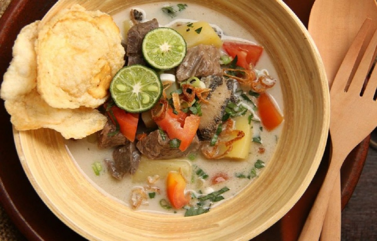 Soto Betawi: Kuliner Khas Jakarta yang Wajib Anda Coba - Featured Image