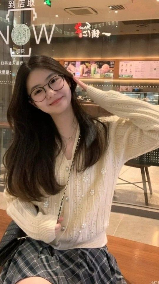 13 Terbaru Model Kacamata Lagi Trend 2024 (Pria dan Wanita)